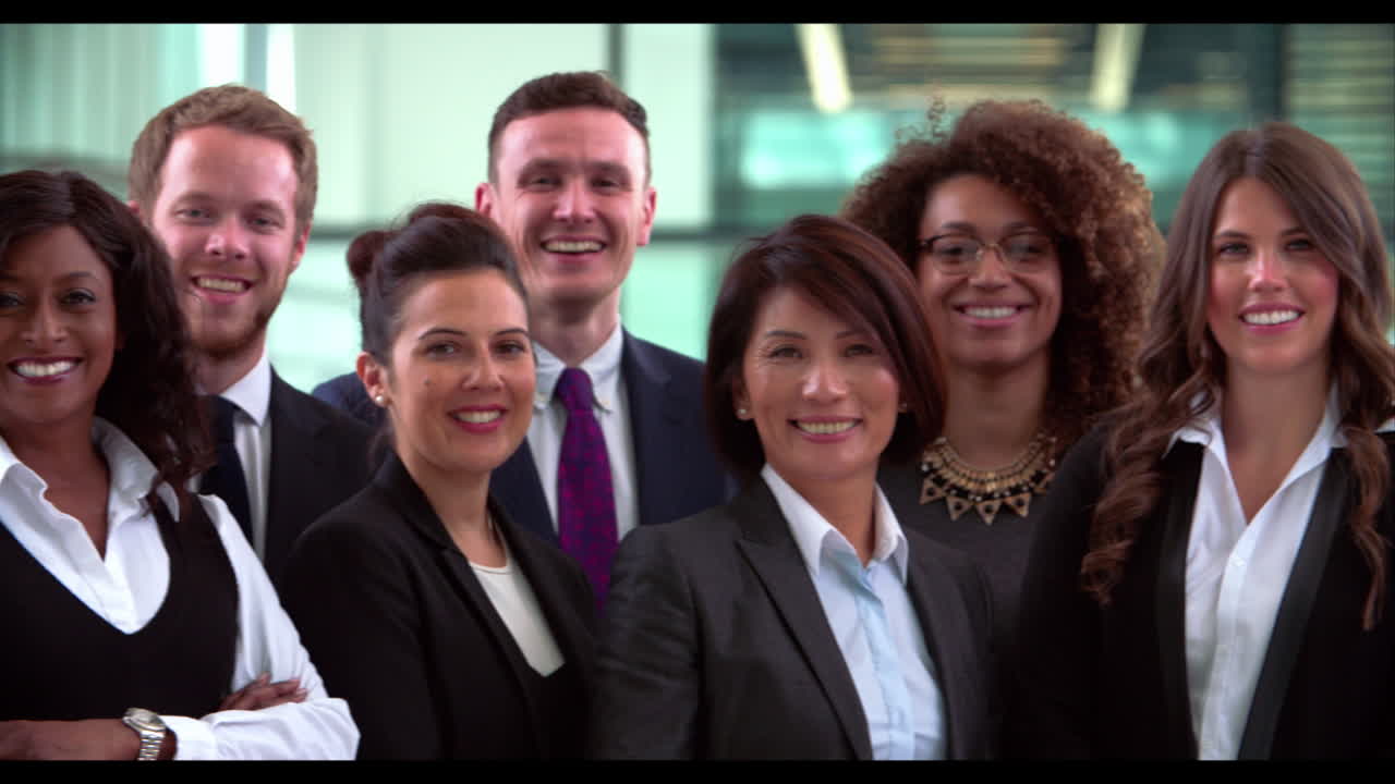 dos mujeres de negocios usando una tableta en una reunión informal de la oficina