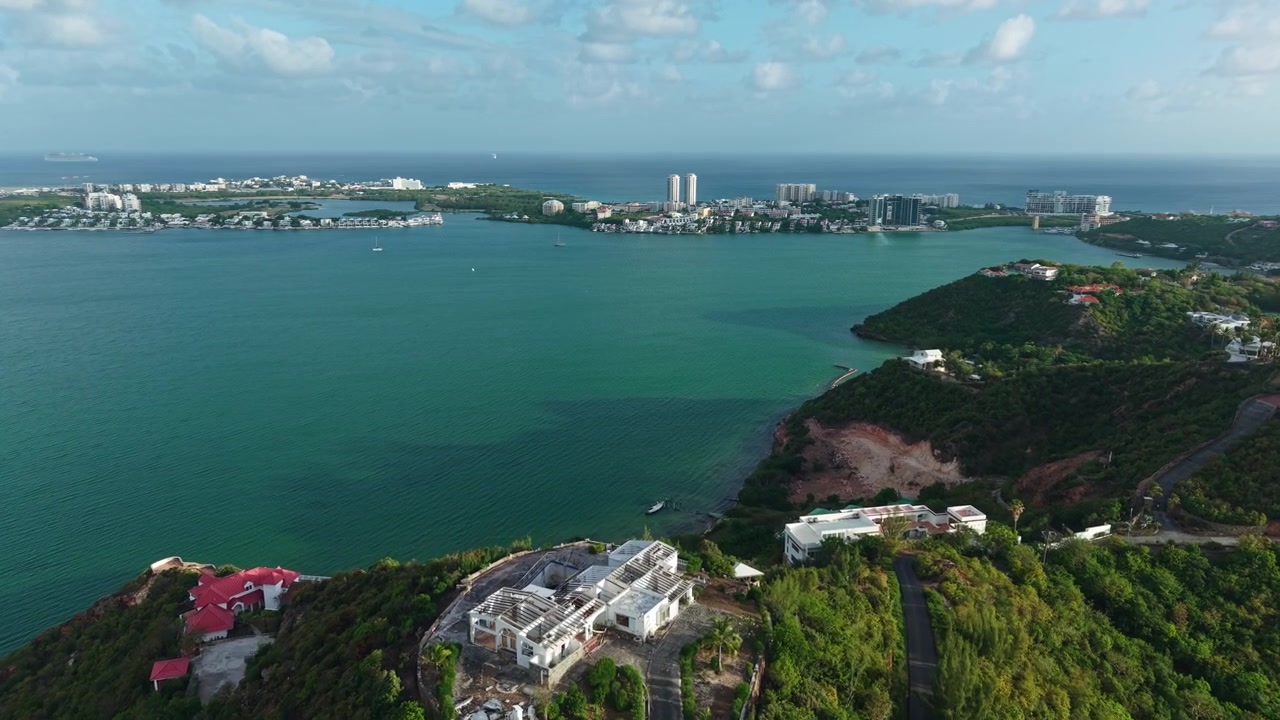 Isola di Saint Martin, ripresa con drone di edifici sul Mar dei Caraibi, colline e ville vicino alla laguna di Simpson Bay