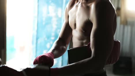 Boxer-wearing-boxing-gloves-in-the-gym