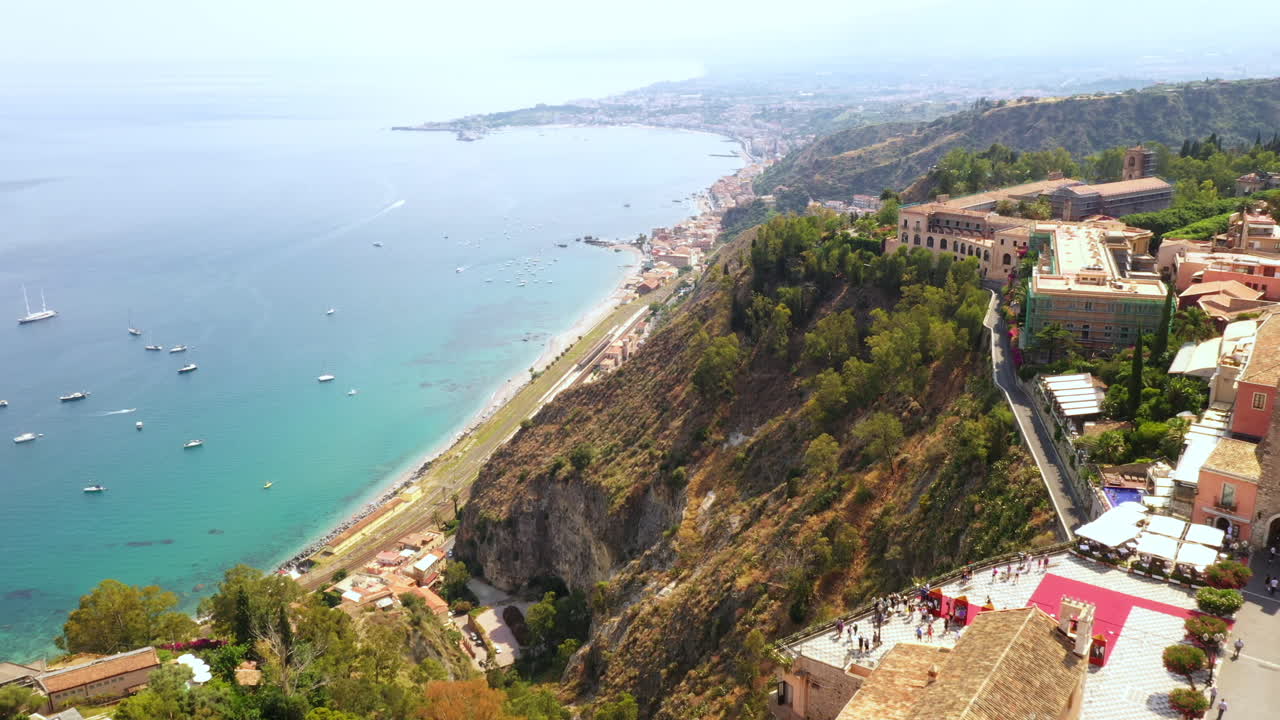 언덕 위의 고대 마을 가장자리를 날고