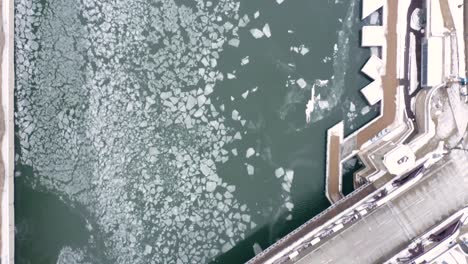 Luftbild-Von-Oben-Nach-Unten-Auf-Den-Gefrorenen-Chicago-River