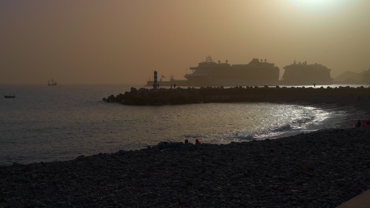 해가 지는 항구 에 있는 크루즈 선박 과 해변
