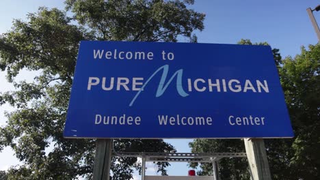 signe de bienvenue pur michigan à dundee, michigan avec vidéo à cardan panoramique de gauche à droite au ralenti