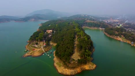 Unberührter-See-Am-Rande-Von-Bergwäldern-Luftaufnahmen-Am-Morgen-Video-Wurde-Am-Umiyam-See-Shillong-Meghalaya-Indien-Aufgenommen