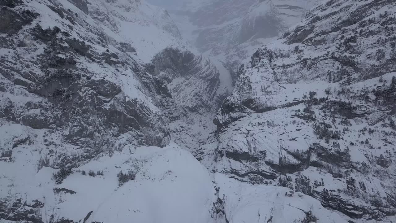 스위스 그린델발트 에서 겨울 에 산벽 을 공중 에서 볼 수 있다