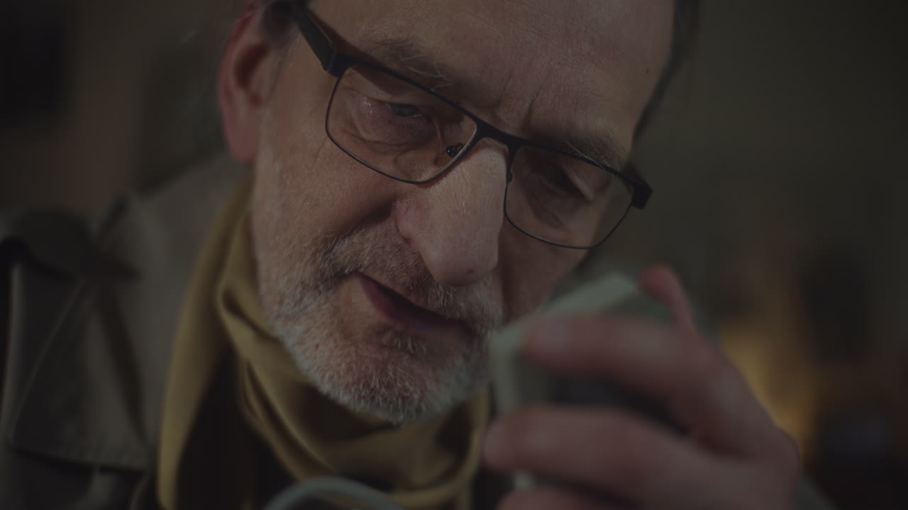 el espía escucha grabaciones discretas.