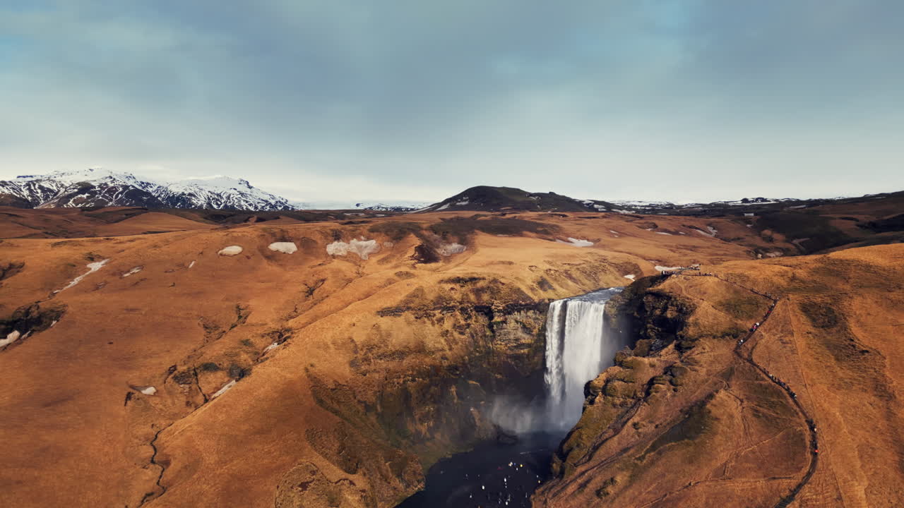 tomada de avión no tripulado de la cascada nórdica skgafoss