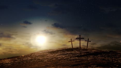 tres cruces en una colina al anochecer con nubes en movimiento