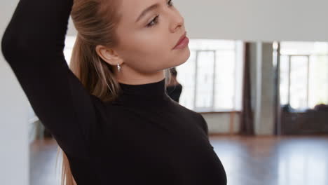 bailarina estirándose en un estudio