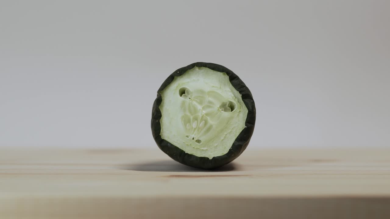 나무 절단 보드 에 말린 오징어