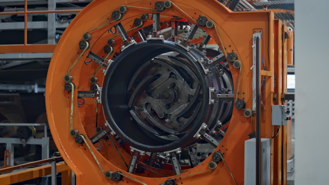 proceso de trabajo del mecanismo de producción de neumáticos robóticos en el taller tecnológico