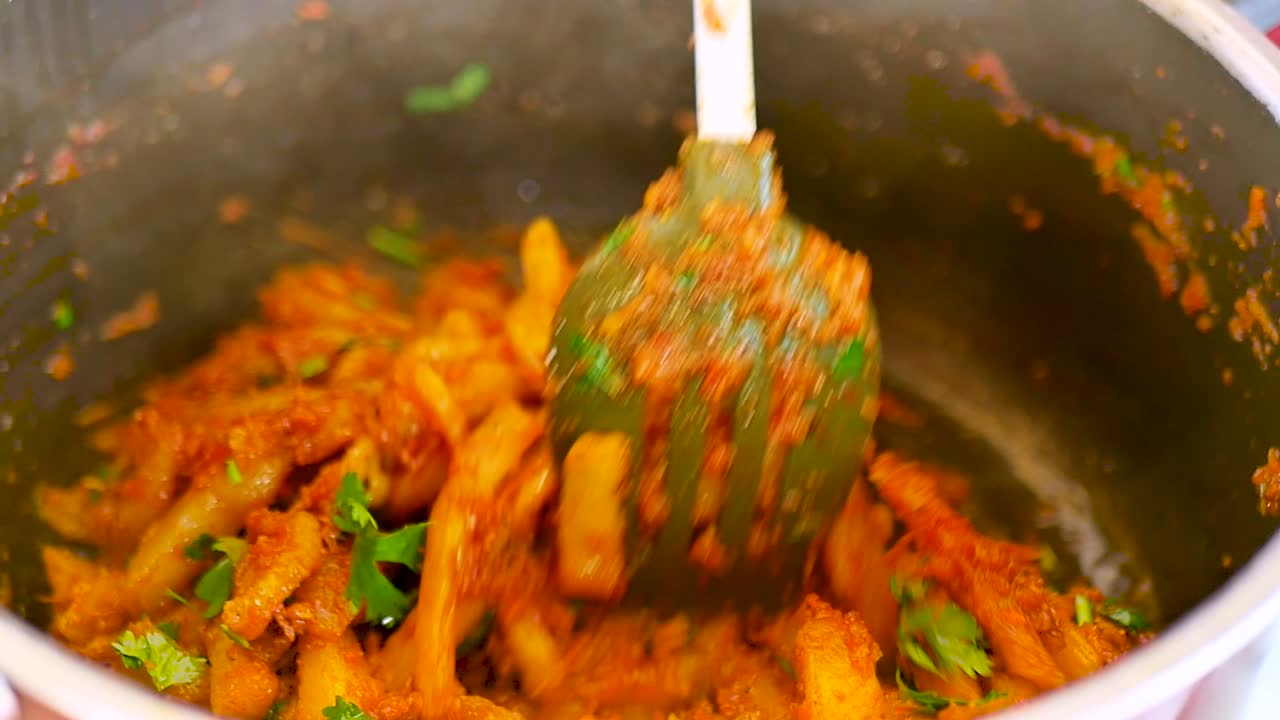 saborear la mezcla perfecta de papas fritas crujientes, mejorado con una patada de salsa picante y el toque aromático de cilantro