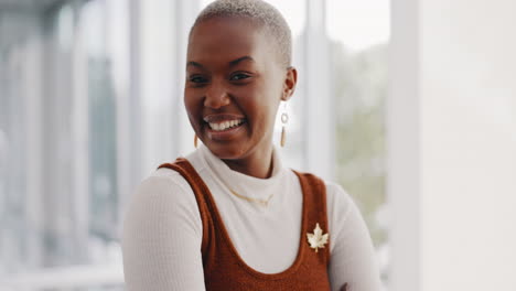 Cara,-Sonrisa-Y-Mujer-Negra-Con-Los-Brazos-Cruzados