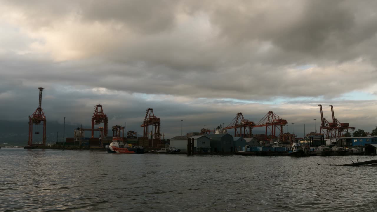 bc의 밴쿠버 항구 위의 폭풍우 구름의 시간은 낮부터 저녁까지입니다.