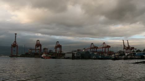 el lapso de tiempo de las nubes tormentosas sobre el puerto de vancouver, bc, desde el amanecer hasta la tarde.