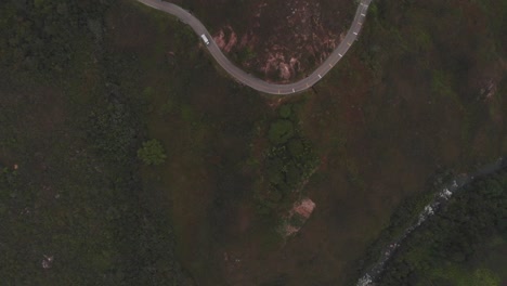 carretera y río en vista cenital y foque arriba