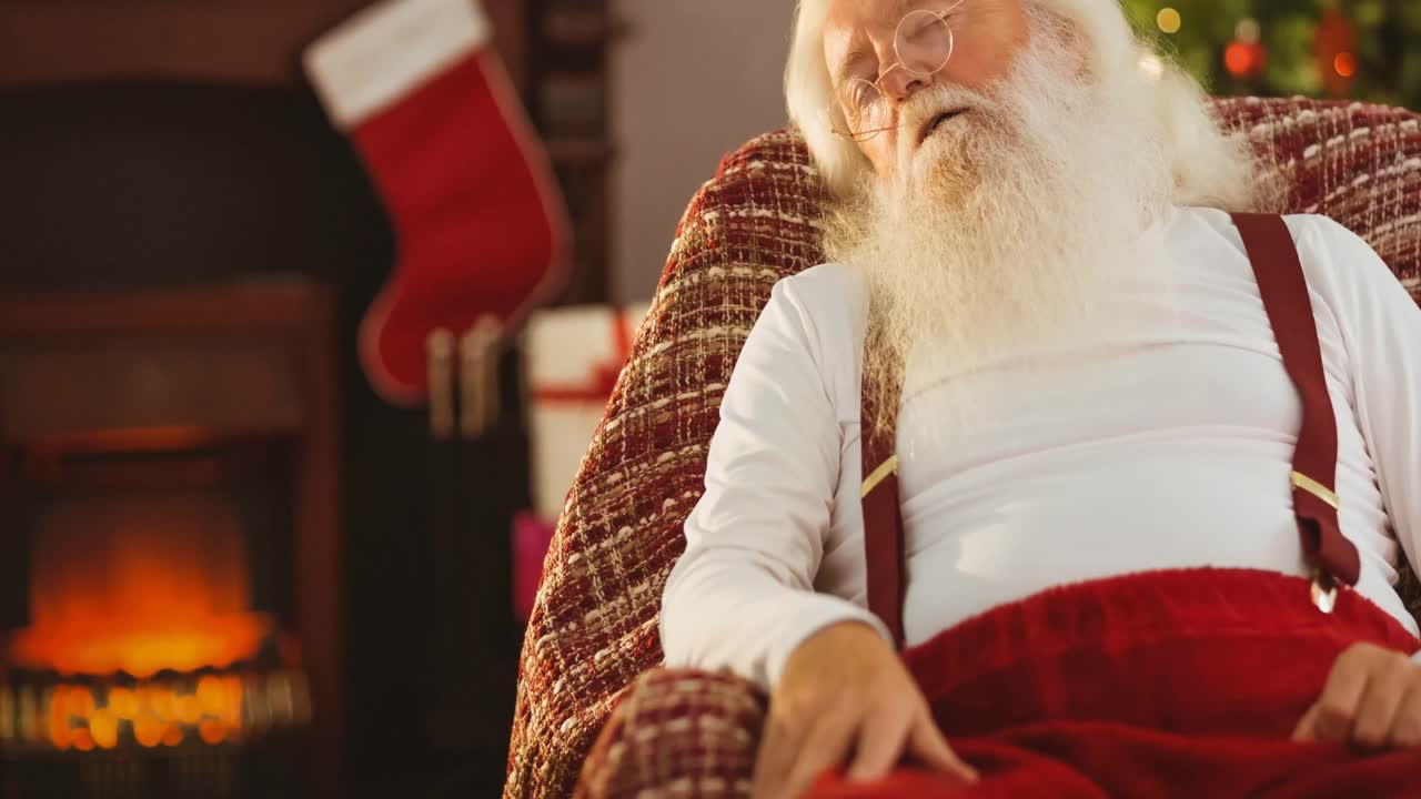 animación de santa claus cansado durmiendo en el sofá en el tiempo de navidad