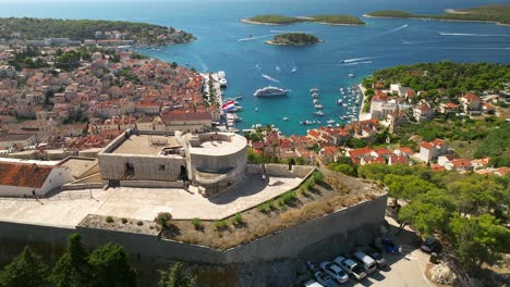 enfoque aéreo del puerto de hvar sobre el castillo que domina el puerto