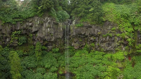 Retroceso-Aéreo:-Cascada-Encantadora-De-Grená,-Laguna-De-Furnas-Azores