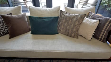 sofá gris moderno con almohadas en la sala de estar en casa foto de alta calidad