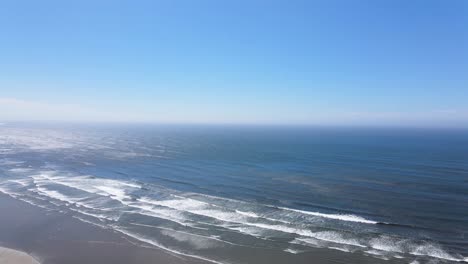 la serena playa del noroeste del pacífico en washington, ee.uu.