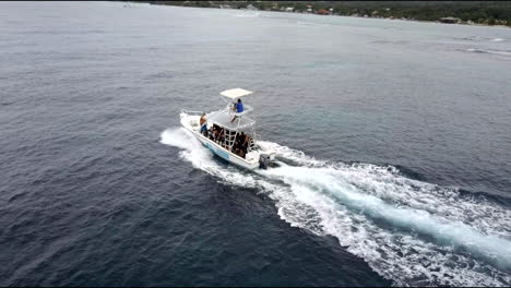 este es un material de archivo de un barco de buceo que se sigue sobre los océanos de roaton con un dron