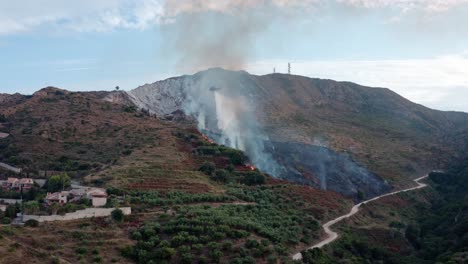 helicóptero de extinción de incendios lucha contra incendios forestales en las montañas