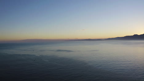 Kajakfahren-Im-Meer-Bei-Kiakoura,-Neuseeland,-Bei-Einem-Wunderschönen-Sonnenuntergang-Mit-Freunden