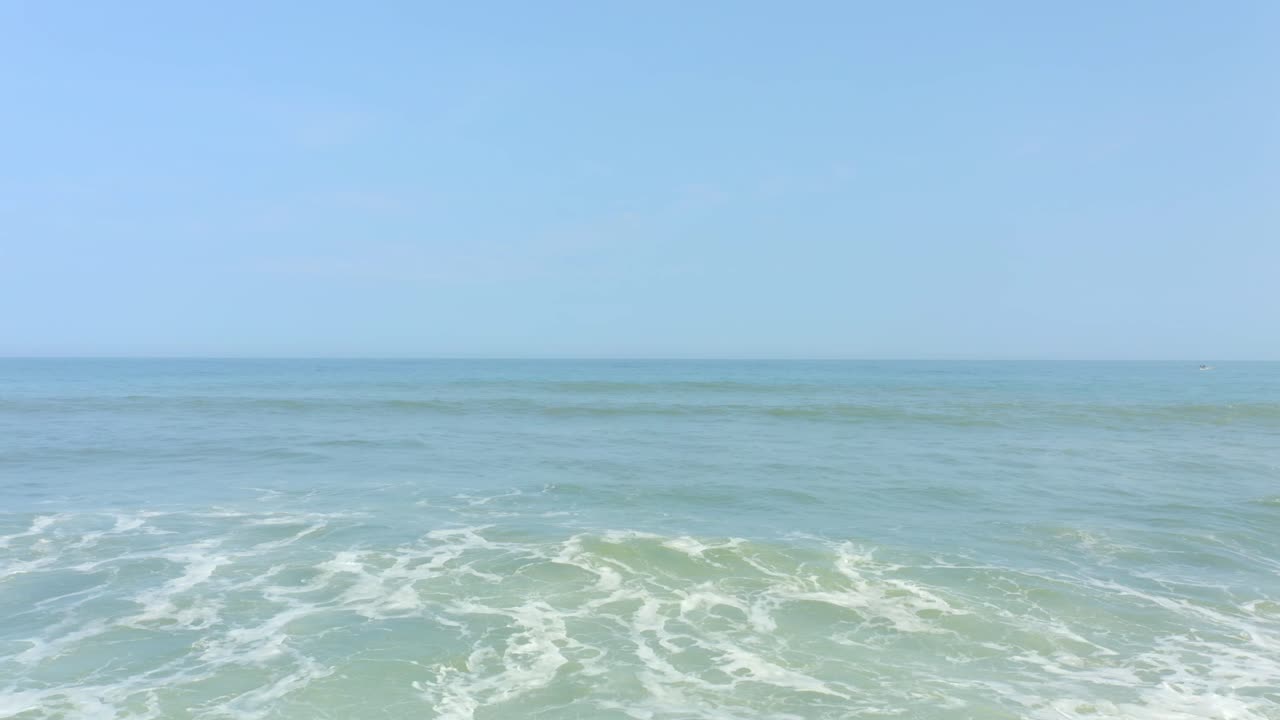 천천히 움직이는 바다의 파도