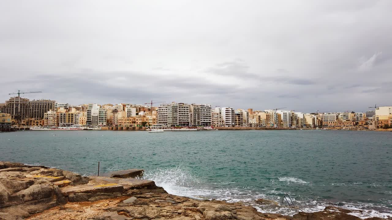 video timelapse de malta, sliema y st julians bay en un día nublado y ventoso de otoño