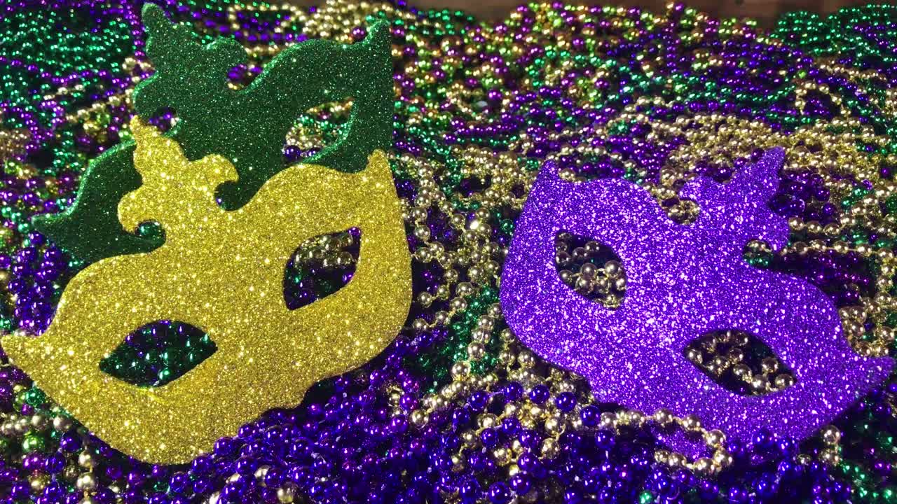 마디 그라 구슬 더미에 반짝이는 화려한 카니발 마스크