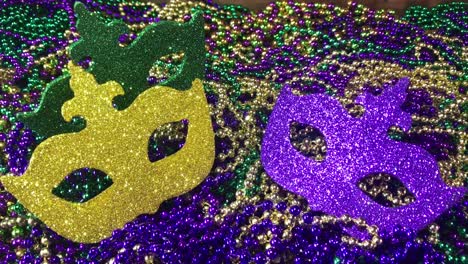 máscaras de carnaval de colores brillantes en un montón de cuentas de mardi gras