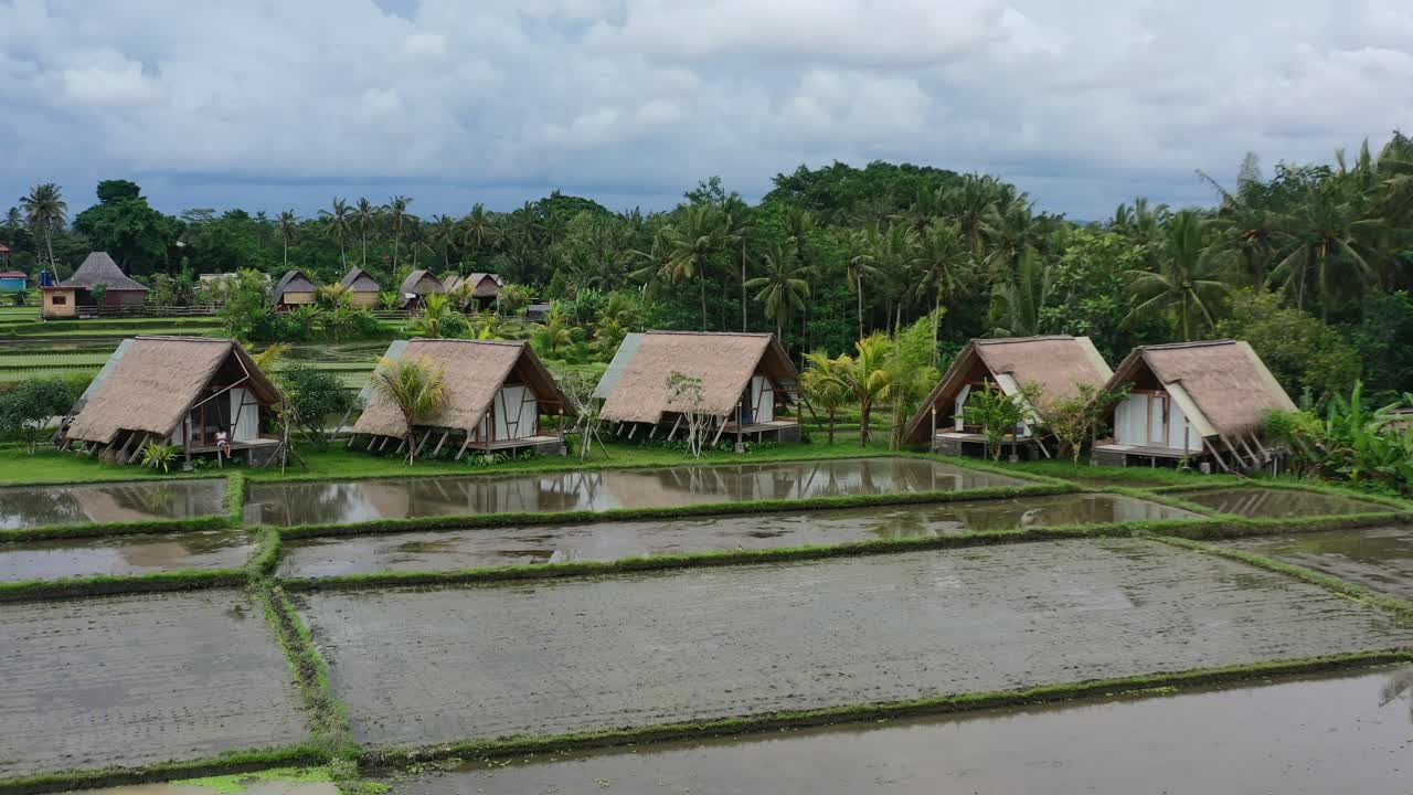alojamiento local con vistas a los campos de arroz inundados en una mañana nublada en ubud bali, antena