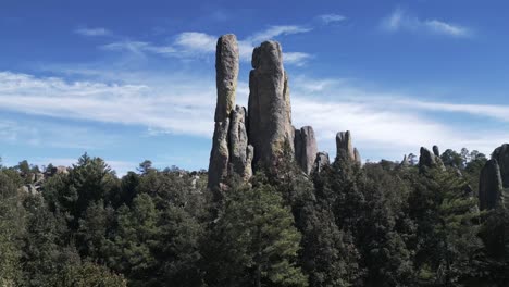 Drone-Aéreo-Mosca-Creel-Monje-Valle-De-Piedra-Piedra-Antigua-Mexicana-Paisaje-Indígena-Tierra-De-Arena-Blanca-Seca-Y-árboles-Verde-Oscuro-Sobre-El-Horizonte,-Cañón-Viaje-México