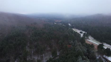 Luftdrohnenvideoaufnahmen-Eines-Wunderschönen-Verschneiten,-Nebligen-Tages-Mit-Niedrigen-Wolken-In-Den-Appalachen-Im-Winter