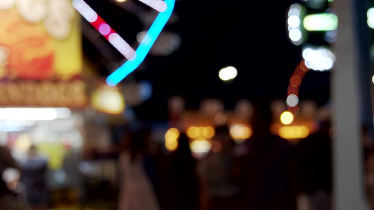 밤에 카니발 박람회장. 초점을 잃은 영상.