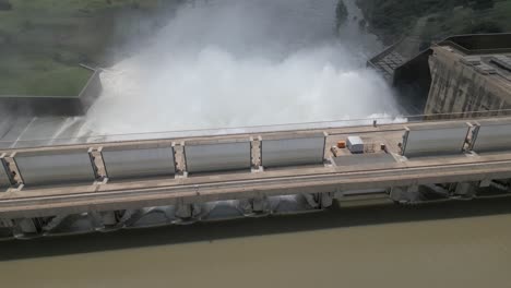 Luftüberführung-Zeigt-Hochwasser,-Das-Vom-Wasserkraftdamm-Freigesetzt-Wird