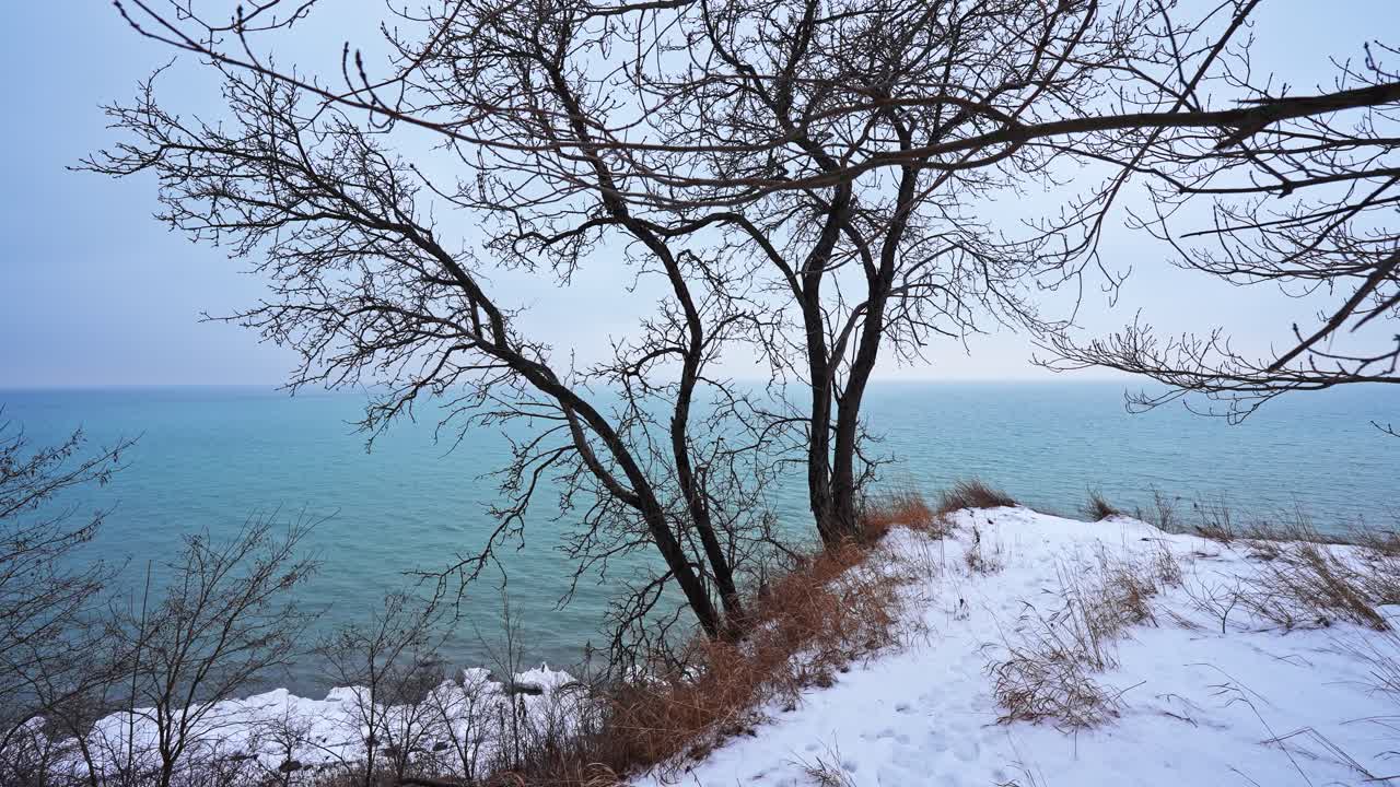 Kystklipper med utsikt over vannet ved Dawson’s Point nær Darlington i Courtice, Ontario, Canada
