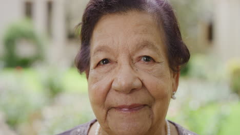 retrato de una anciana feliz sonriendo tranquila disfrutando de una jubilación pacífica en cámara lenta