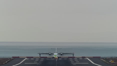 avión en la pista