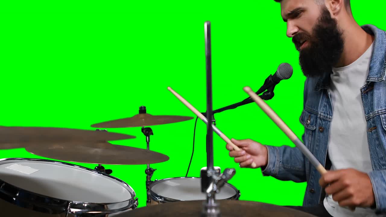 Batterista che canta mentre suona la batteria