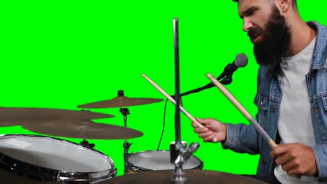 baterista cantando mientras toca el tambor