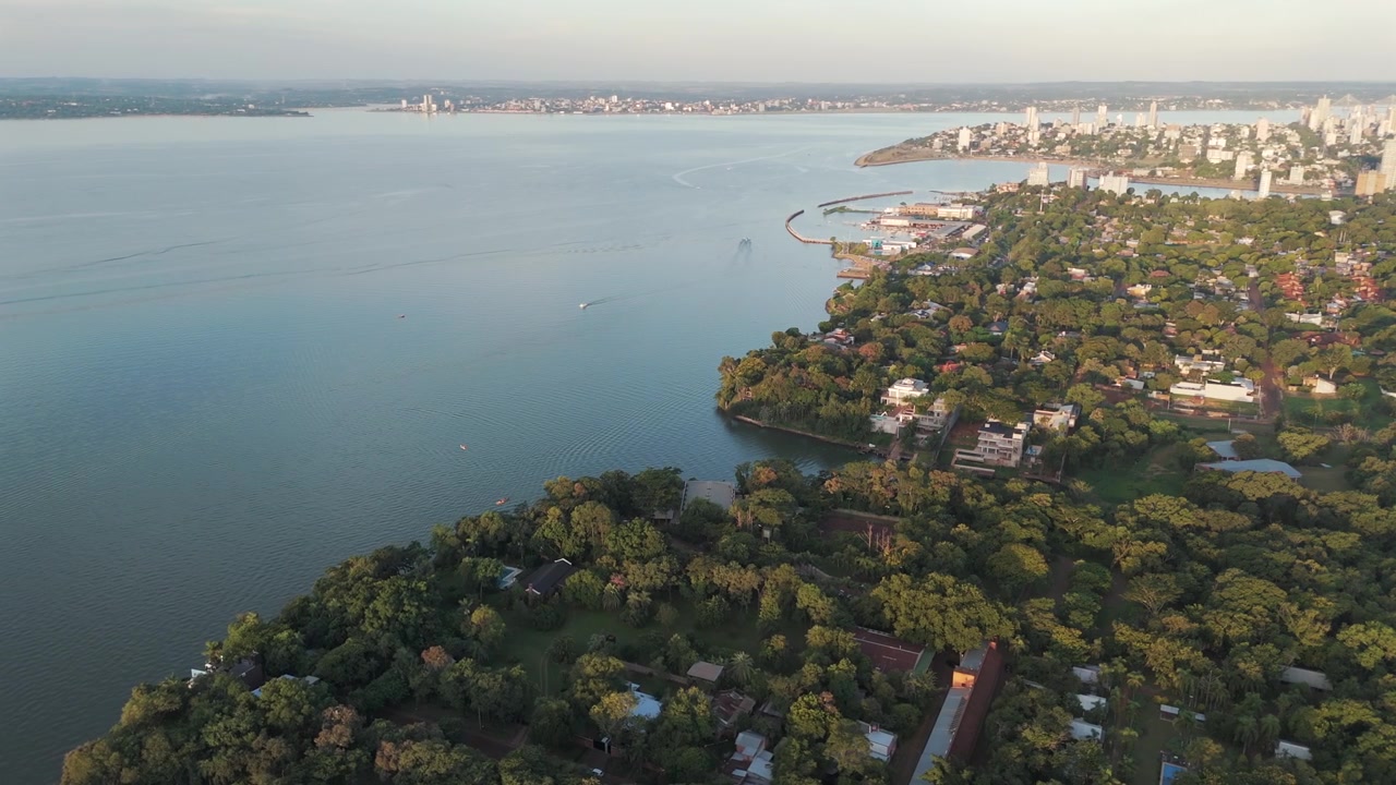 Veduta aerea panoramica del fiume Paraná a Misiones, Argentina, nel punto in cui si incontrano i confini di Argentina, Brasile e Paraguay.