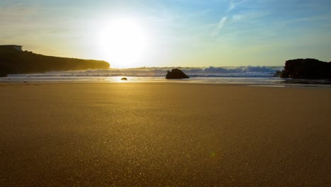 Cascais-Schöner-Sonnenuntergang-Atlantik-An-Der-Guincho-strandküste-In-Der-Nähe-Von-Estoril-Sintra-In-Portugal-Europa-Schöne-Lebendige-Goldene-Stunde-Breite-Schusszeitlupe