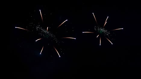 hermosa exhibición de trabajo de fuego colorido por la noche para la celebración en el festival