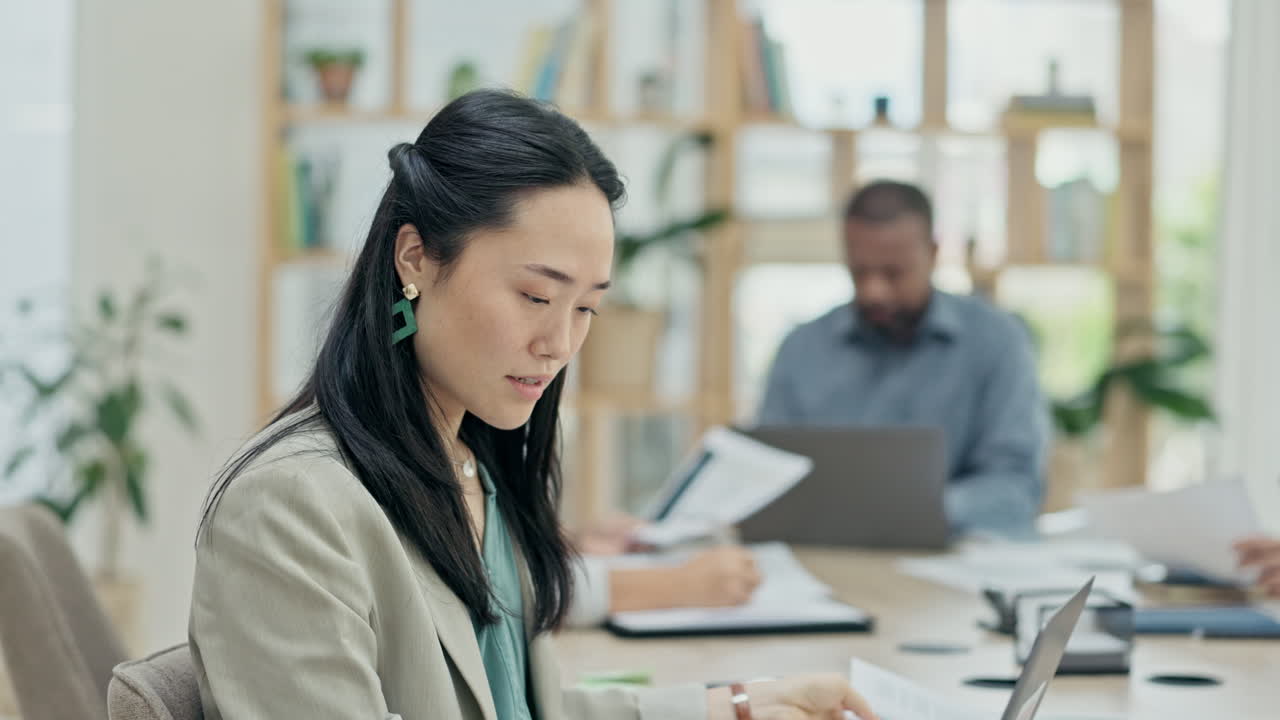 비즈니스 여성, 회의 및 데이터에 대한 변호사 메모