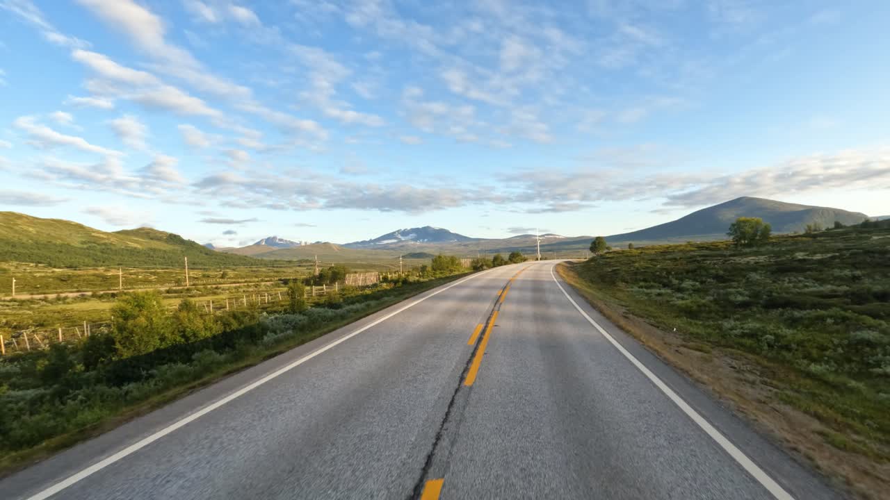 Conduciendo un coche en una carretera de Noruega