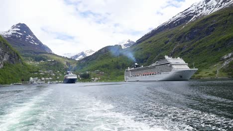 Vista-Del-Crucero-Desde-Un-Barco-Que-Viaja-En-El-Fiordo-De-Geiranger