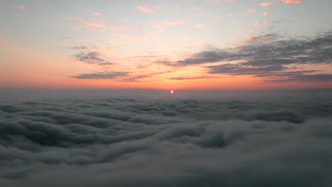 Hiper-Lapso-De-Amanecer-Sobre-Olas-De-Nubes