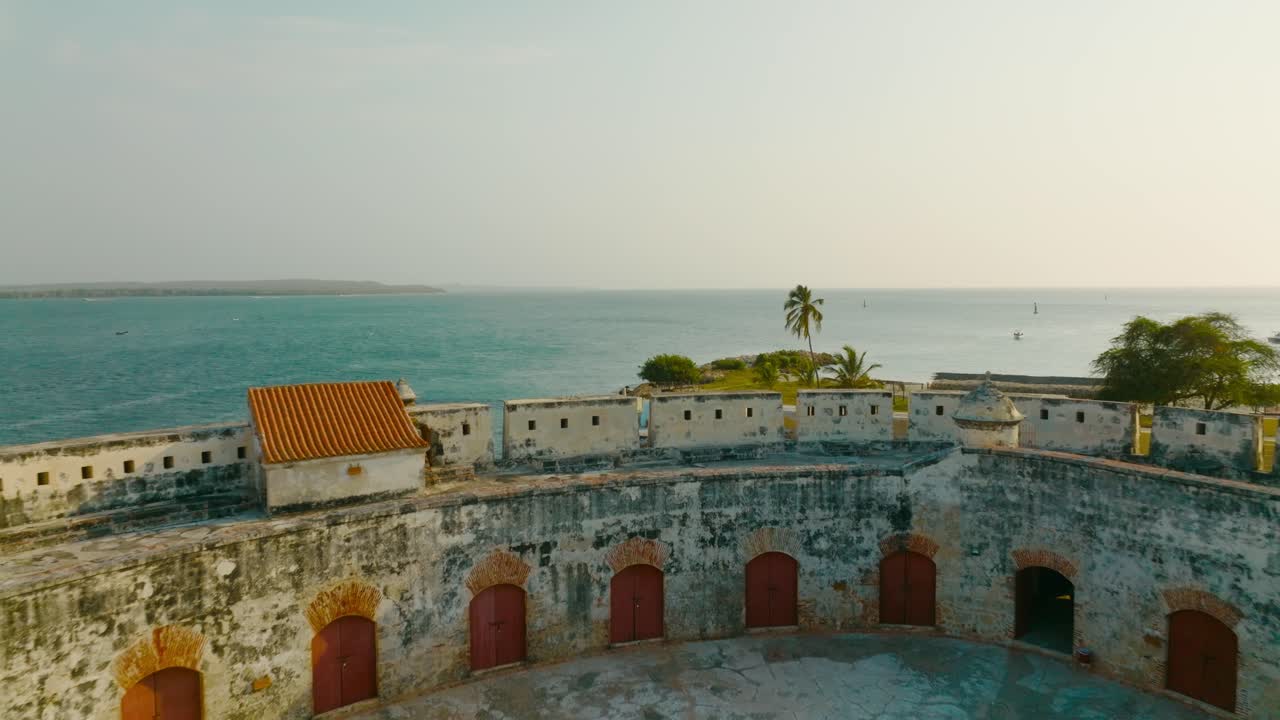 Ripresa aerea con drone del forte e Castello di San Luis de Bocachica che si affaccia sull'oceano a Cartagena, Colombia